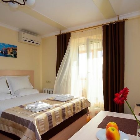 Aparthotel On Klinichna St. Kiev Bagian luar foto