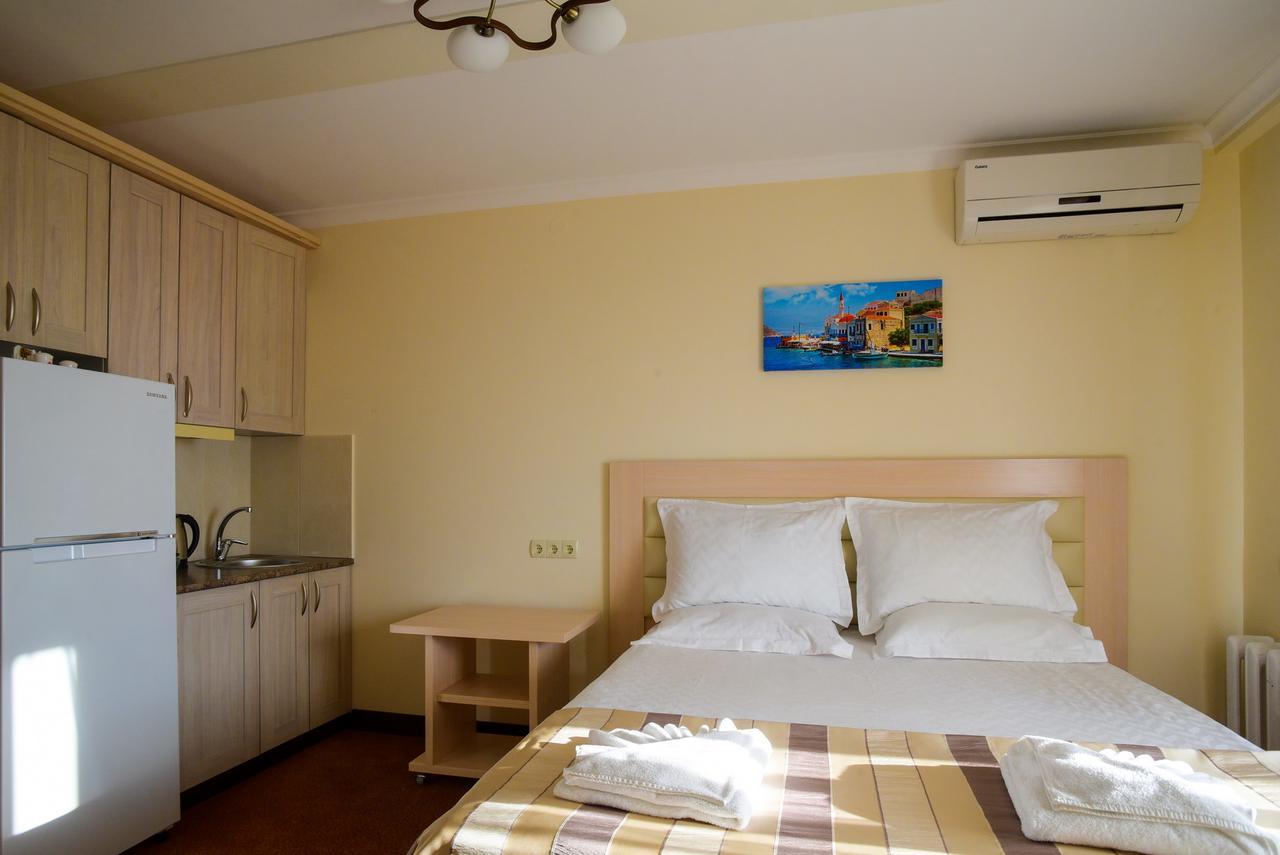 Aparthotel On Klinichna St. Kiev Bagian luar foto