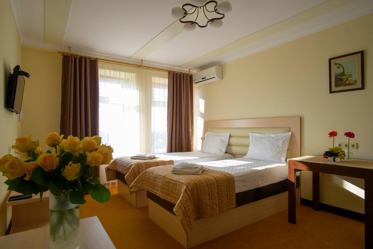Aparthotel On Klinichna St. Kiev Bagian luar foto