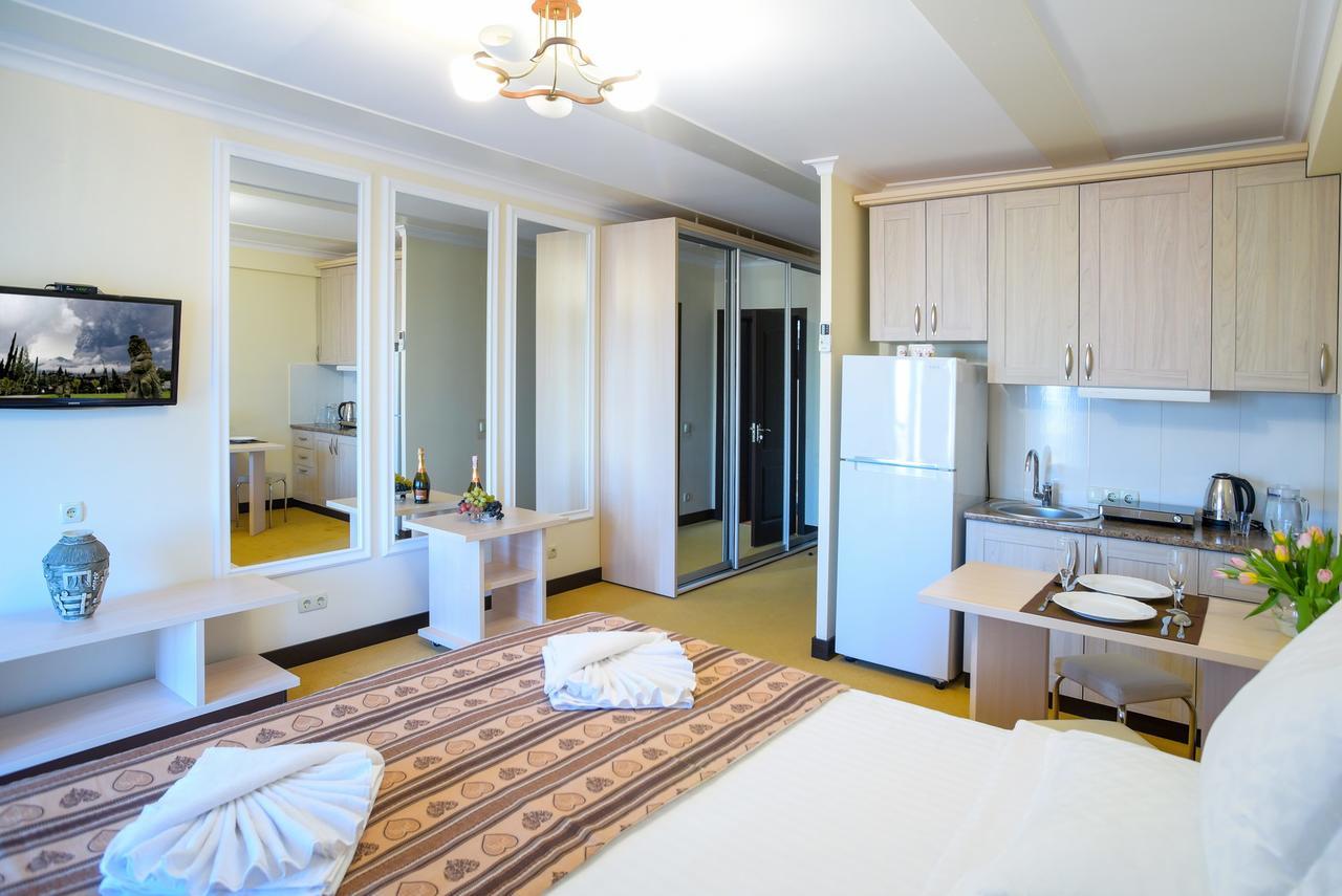 Aparthotel On Klinichna St. Kiev Bagian luar foto