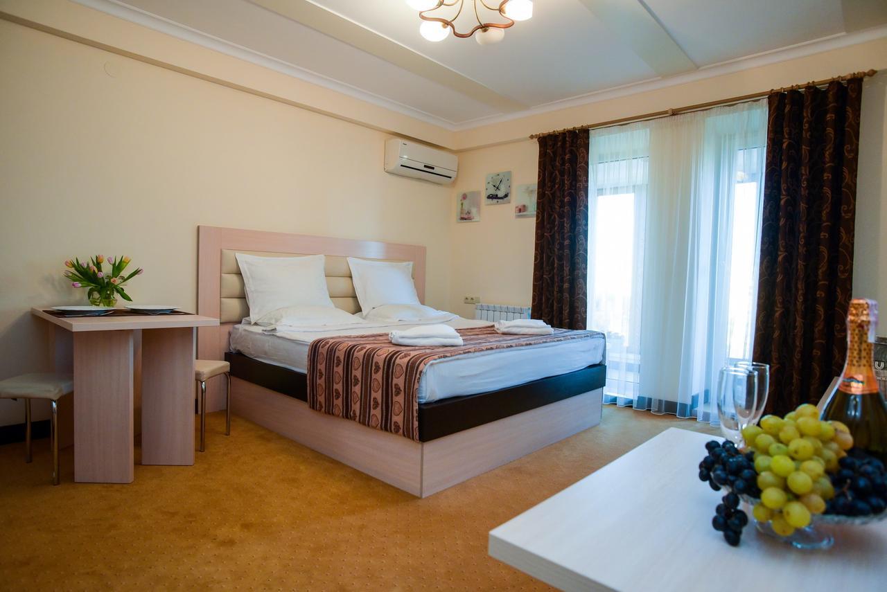 Aparthotel On Klinichna St. Kiev Bagian luar foto