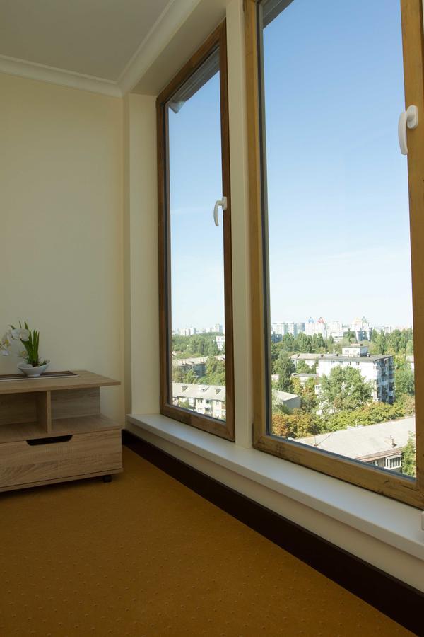 Aparthotel On Klinichna St. Kiev Bagian luar foto
