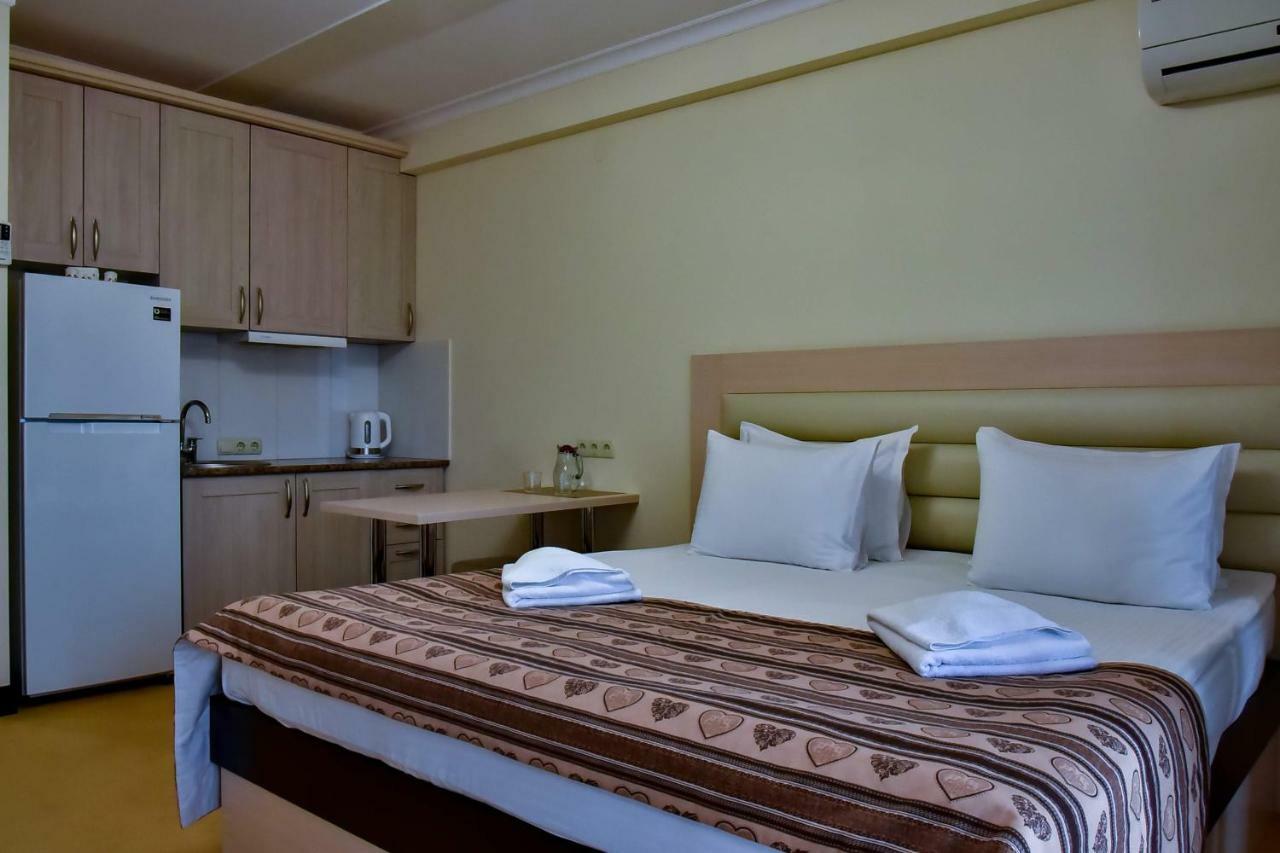 Aparthotel On Klinichna St. Kiev Bagian luar foto