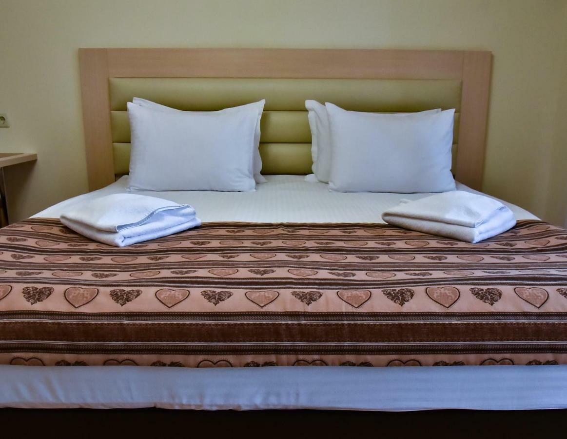Aparthotel On Klinichna St. Kiev Bagian luar foto